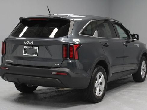 Used 2023 Kia Sorento LX AWD/4WD image 10