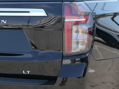 Used 2023 Chevrolet Suburban LT w/ Luxury Package RWD image 4