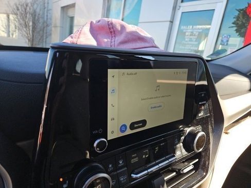 Used 2025 Toyota Highlander XLE image 3