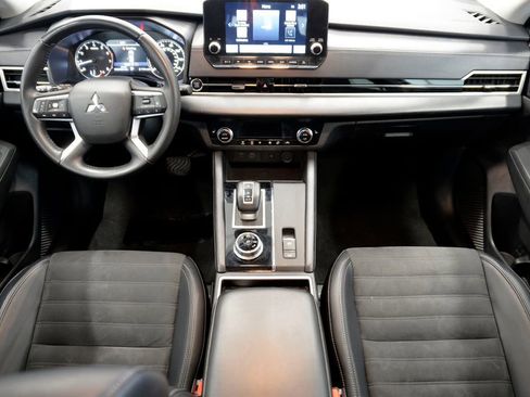 Used 2024 Mitsubishi Outlander SE image 17