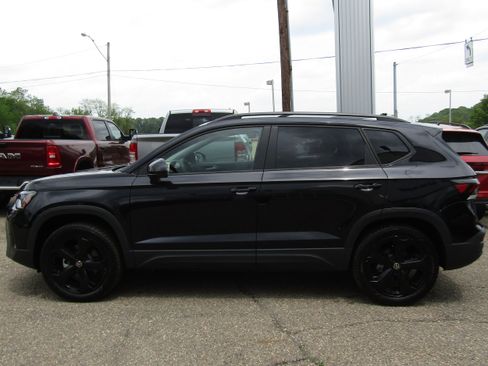 New 2025 Volkswagen Taos SE image 1