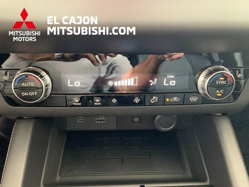 New 2025 Mitsubishi Outlander SE image 17