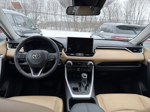 Used 2023 Toyota RAV4 XLE Premium image 10