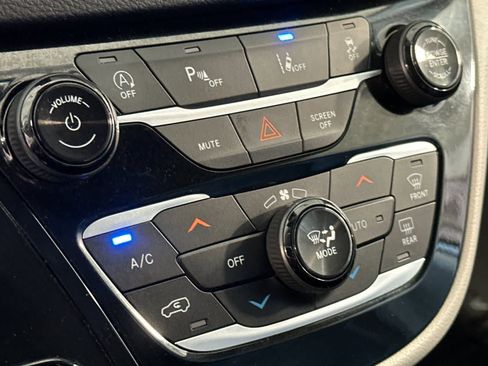 Used 2022 Chrysler Pacifica Touring-L FWD image 22