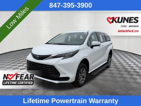 Used 2025 Toyota Sienna LE image 6