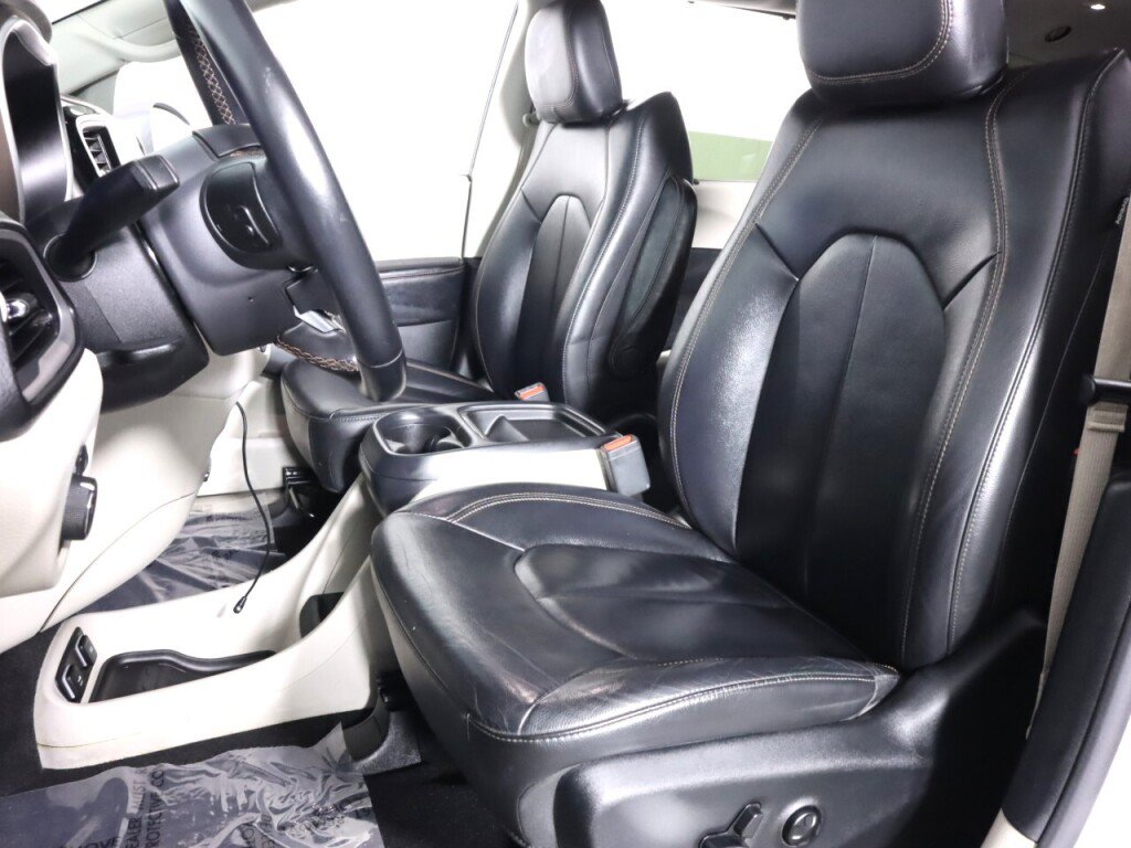 Used 2017 Chrysler Pacifica Touring-L FWD image 29
