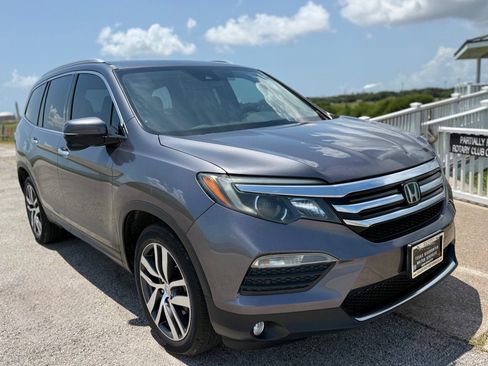 Used 2017 Honda Pilot Touring image 3