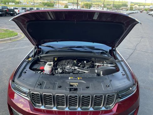 Used 2025 Jeep Grand Cherokee Laredo w/ Luxury Tech Group I AWD/4WD image 29