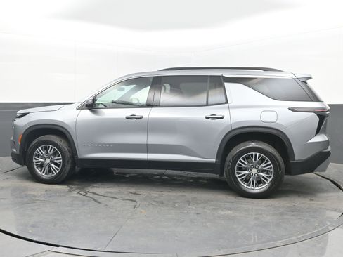 Used 2025 Chevrolet Traverse LT image 7