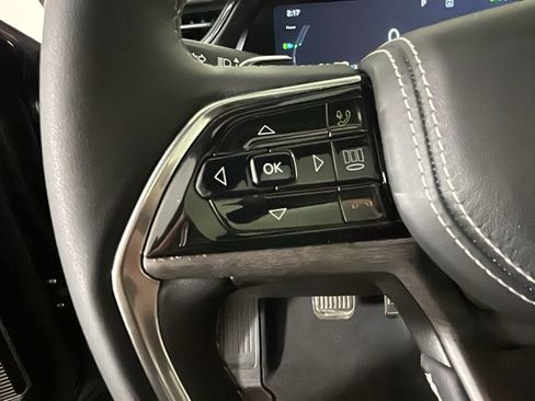 Used 2023 Jeep Grand Cherokee Overland w/ Luxury Tech Group IV AWD/4WD image 20