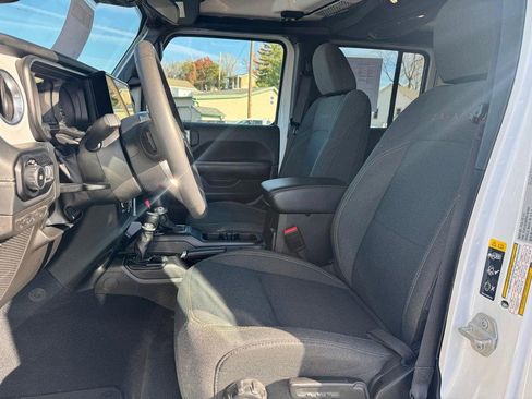 Used 2024 Jeep Wrangler Unlimited Sahara image 9