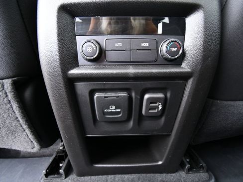 Used 2023 Chevrolet Traverse RS AWD/4WD image 20
