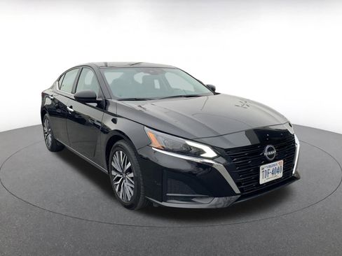 Used 2025 Nissan Altima 2.5 SV image 1