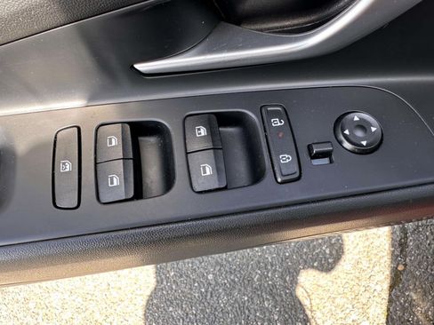 Used 2024 Hyundai Elantra SE FWD image 9