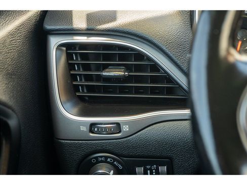 Used 2021 Jeep Cherokee Latitude Lux w/ Mopar Interior Package AWD/4WD image 6