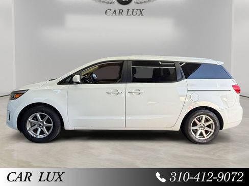 Used 2017 Kia Sedona LX w/ LX Essentials Premium Package FWD image 2