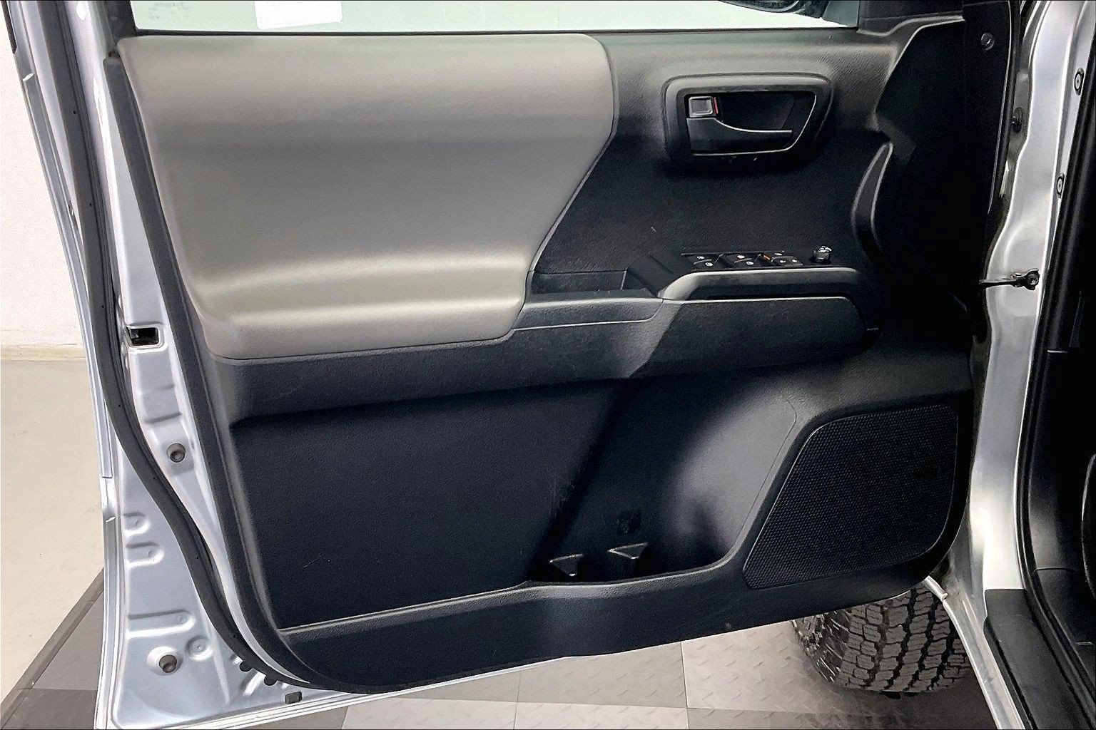 Used 2022 Toyota Tacoma SR w/ SR Convenience Package RWD image 25