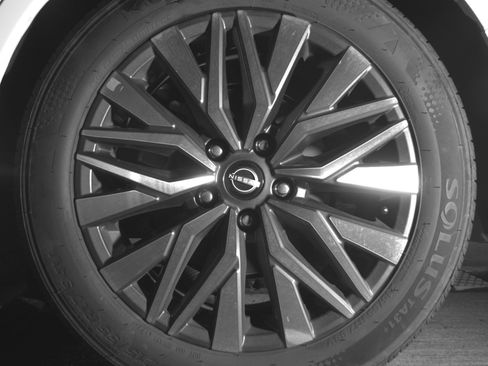 Used 2025 Nissan Altima 2.5 SV FWD image 14
