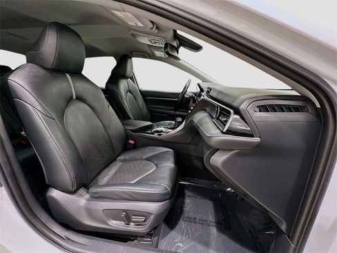 Used 2019 Toyota Camry XSE image 25