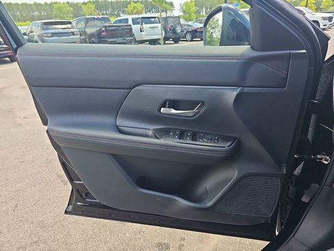 Used 2025 Nissan Kicks SR FWD image 30