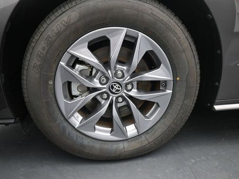 Used 2024 Toyota Sienna XLE FWD image 14