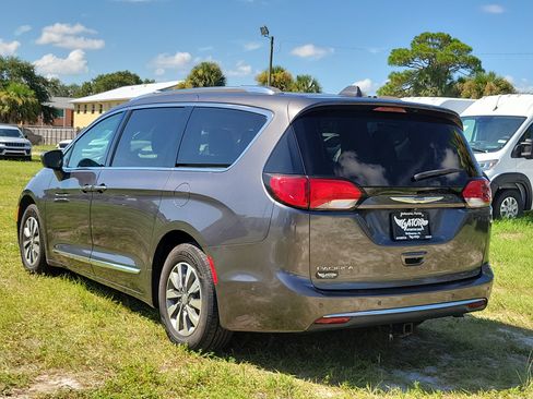 Used 2020 Chrysler Pacifica Touring-L Plus w/ Advanced Safetytec Group FWD image 3
