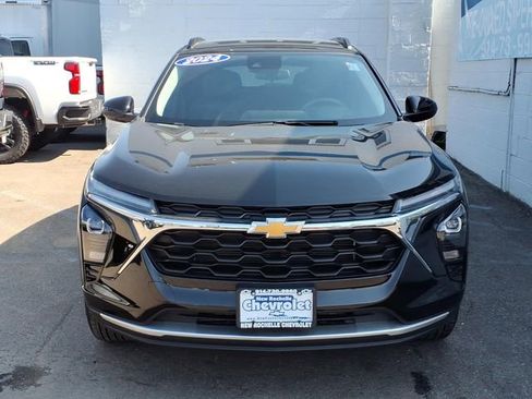 Used 2024 Chevrolet Trax LT FWD image 2