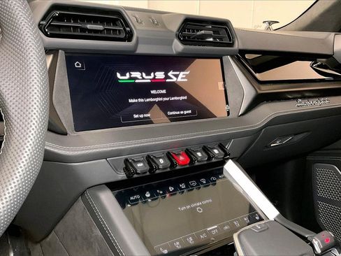 Used 2025 Lamborghini Urus SE image 24