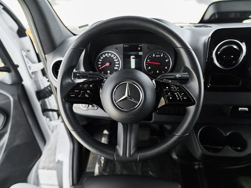 Used 2025 Mercedes-Benz Sprinter 2500 image 18