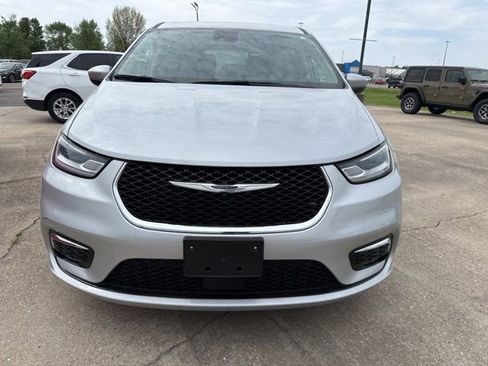 Used 2023 Chrysler Pacifica Touring-L image 4