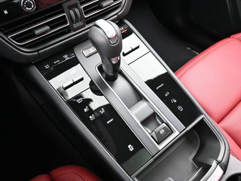 Certified 2026 Porsche Macan AWD/4WD image 22