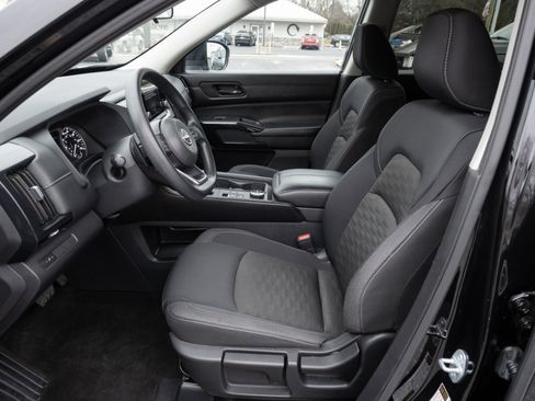 Used 2024 Nissan Pathfinder S image 15