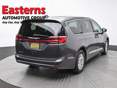 Used 2023 Chrysler Pacifica Touring-L FWD image 5