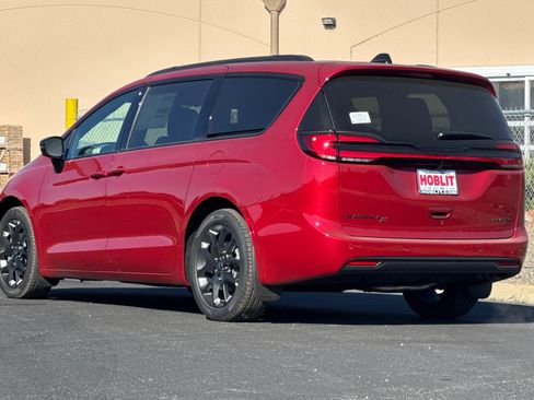 New 2027 Chrysler Pacifica Limited FWD image 5