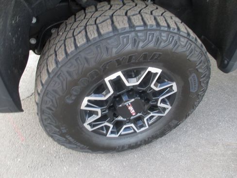 Used 2025 GMC Sierra 2500 AT4X image 16