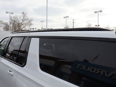 Used 2023 Chevrolet Suburban Z71 w/ Luxury Package image 38