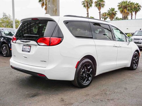 Used 2018 Chrysler Pacifica Limited FWD image 7
