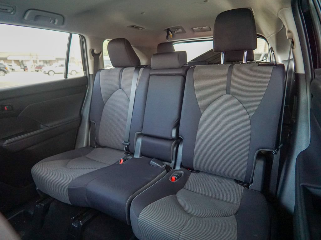 Used 2022 Toyota Highlander LE AWD/4WD image 30