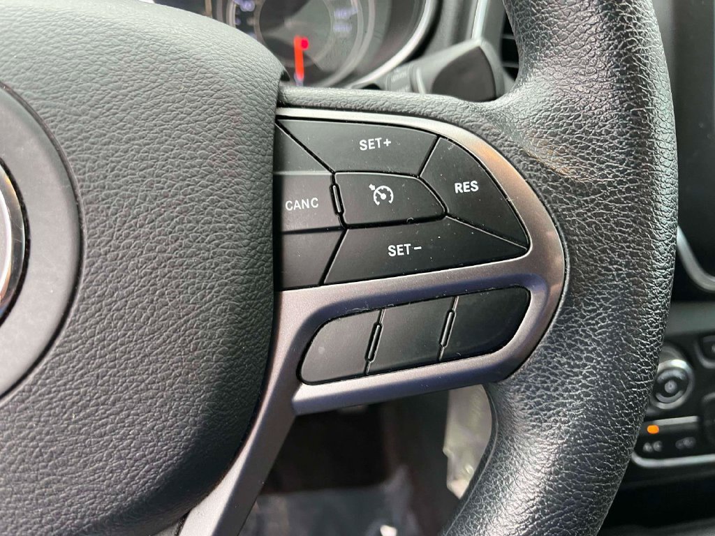 Used 2019 Jeep Cherokee Latitude w/ Popular Appearance Group FWD image 18
