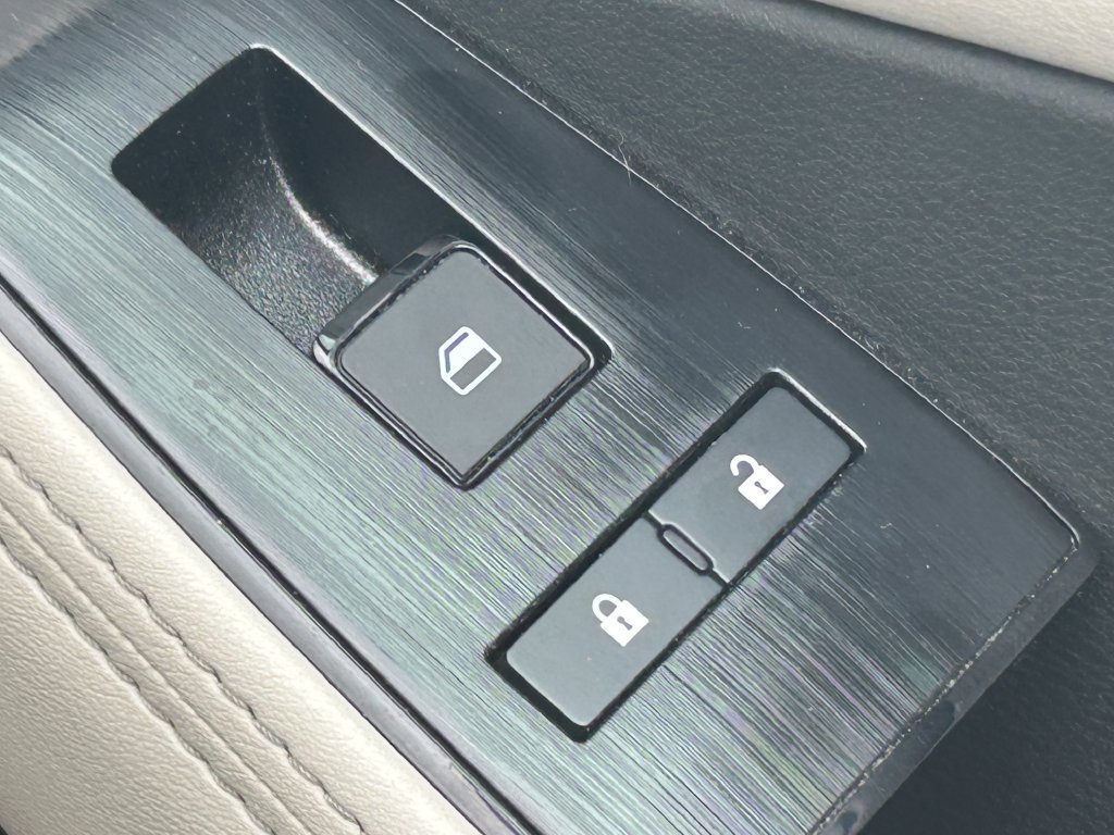 Used 2025 Nissan Rogue SV AWD/4WD image 34