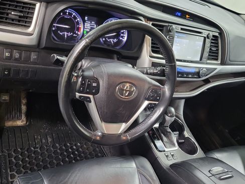 Used 2017 Toyota Highlander XLE AWD/4WD image 12