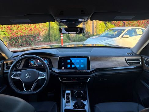 Used 2025 Volkswagen Atlas SE image 37