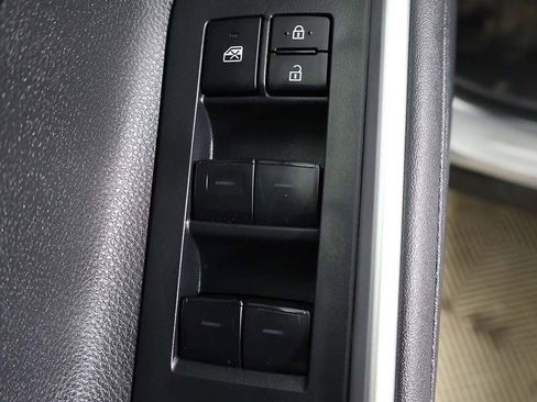 Used 2024 Toyota Highlander LE AWD/4WD image 36