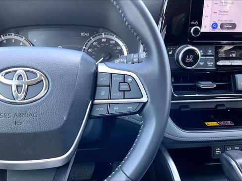 Used 2025 Toyota Highlander XLE AWD/4WD image 25