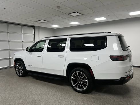 Used 2024 Jeep Wagoneer L Series II w/ Premium Group I image 9