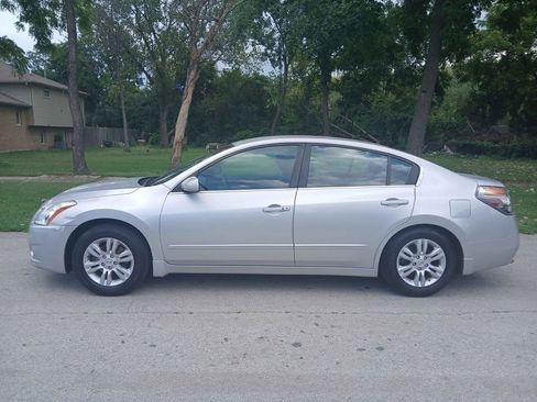 Used 2010 Nissan Altima 2.5 S FWD image 2
