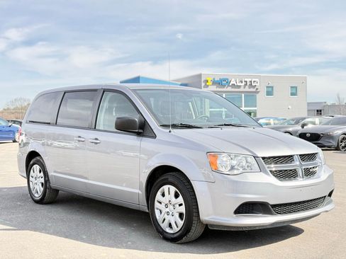 Used 2018 Dodge Grand Caravan SE w/ UConnect Hands-Free Group image 4
