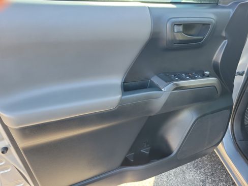 Used 2018 Toyota Tacoma SR5 RWD image 8