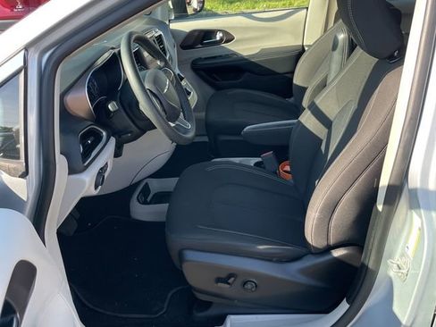 Used 2023 Chrysler Voyager LX FWD image 13