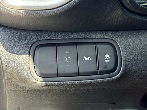 Used 2021 Hyundai Venue SE FWD image 17